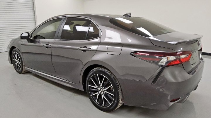 Toyota Camry SE 2021