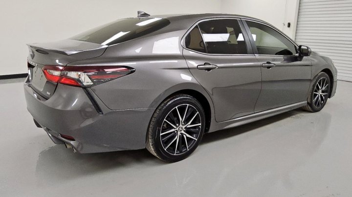 Toyota Camry SE 2021