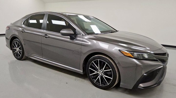 Toyota Camry SE 2021