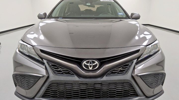 Toyota Camry SE 2021
