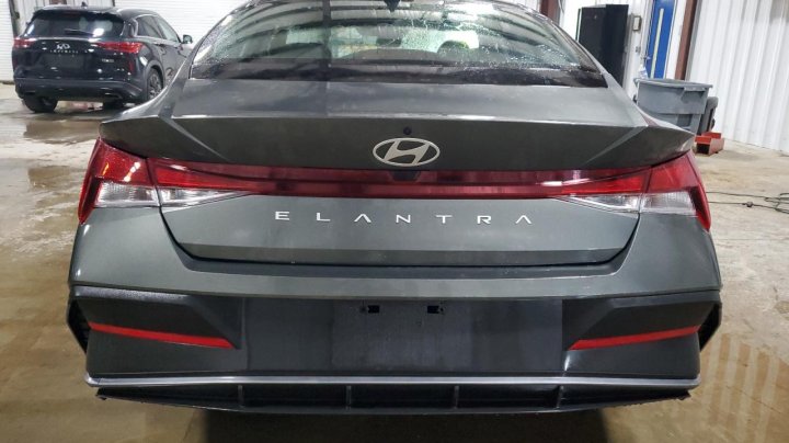 Hyundai Elantra SE 2024