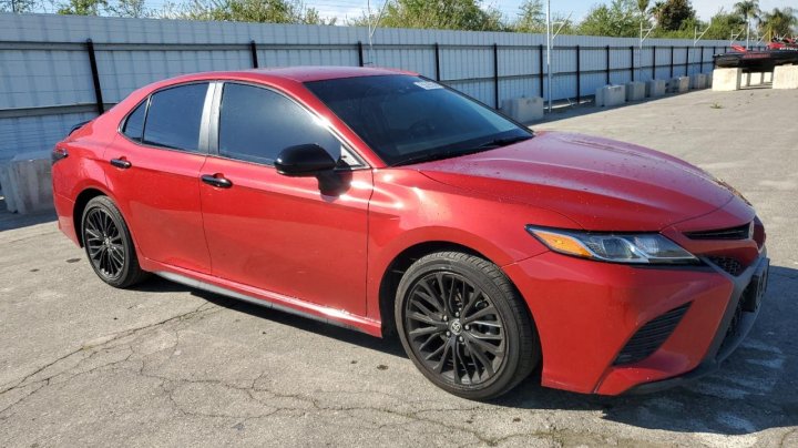 Toyota Camry SE 2020