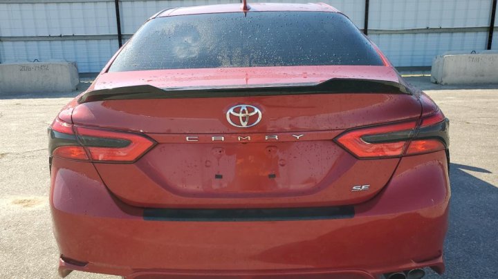 Toyota Camry SE 2020