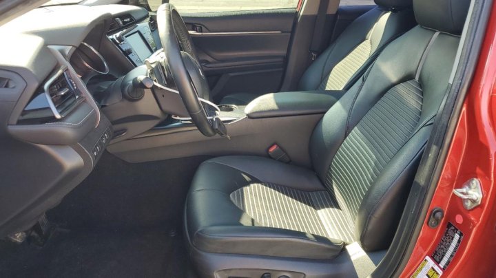 Toyota Camry SE 2020