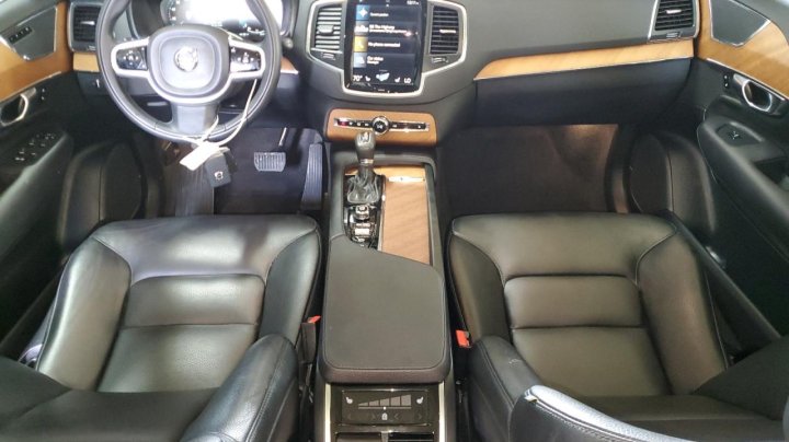 Volvo XC90 T6 MOMENTUM 2021