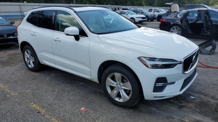 Volvo XC60 B5 MOMENTUM 2022