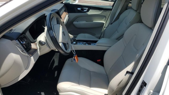 Volvo XC60 B5 MOMENTUM 2022
