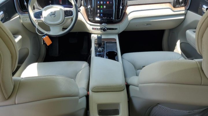 Volvo XC60 B5 MOMENTUM 2022