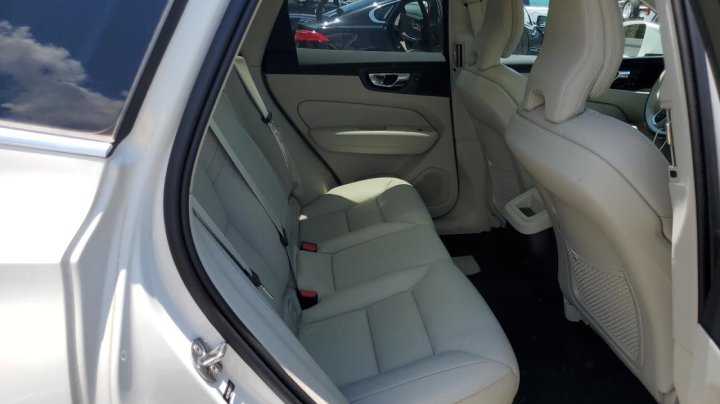 Volvo XC60 B5 MOMENTUM 2022