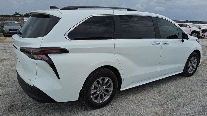 Toyota SIENNA XLE 2025