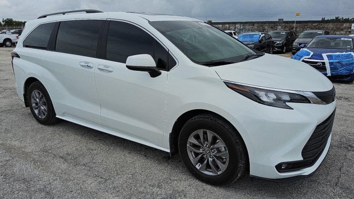 Toyota SIENNA XLE 2025