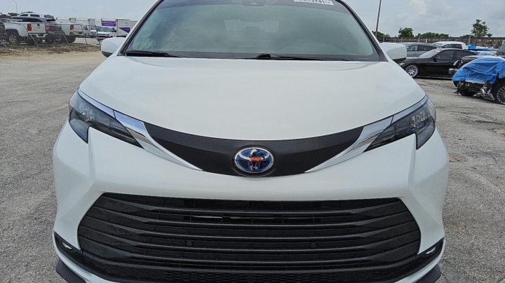 Toyota SIENNA XLE 2025