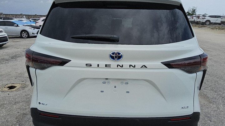 Toyota SIENNA XLE 2025