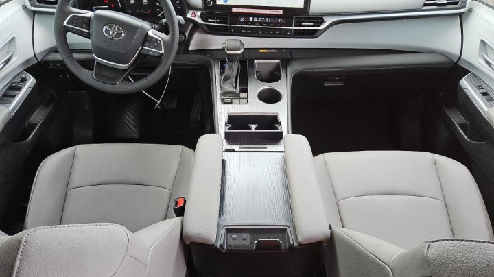 Toyota SIENNA XLE 2025