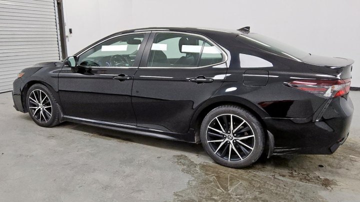 Toyota Camry SE 2021