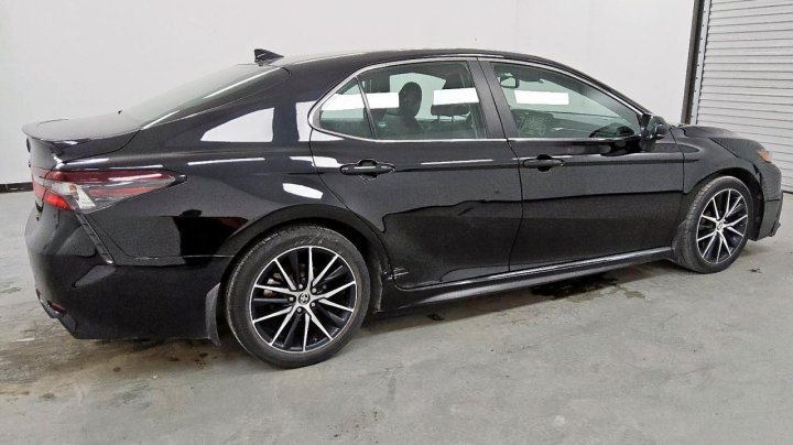 Toyota Camry SE 2021