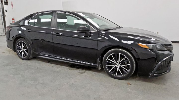 Toyota Camry SE 2021