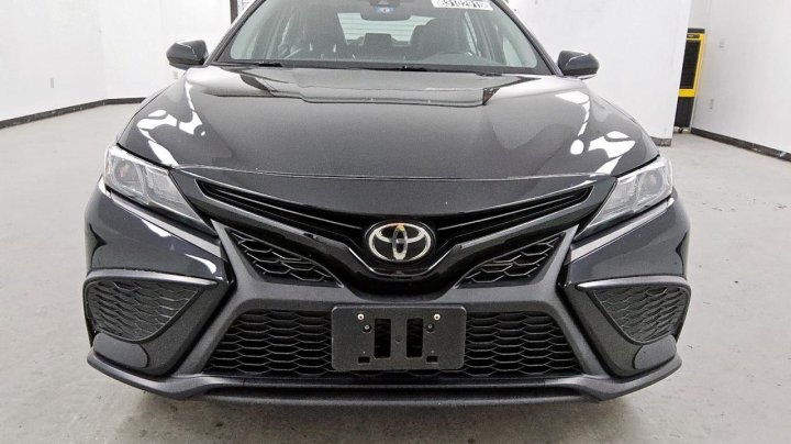 Toyota Camry SE 2021