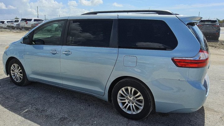 Toyota SIENNA XLE 2016