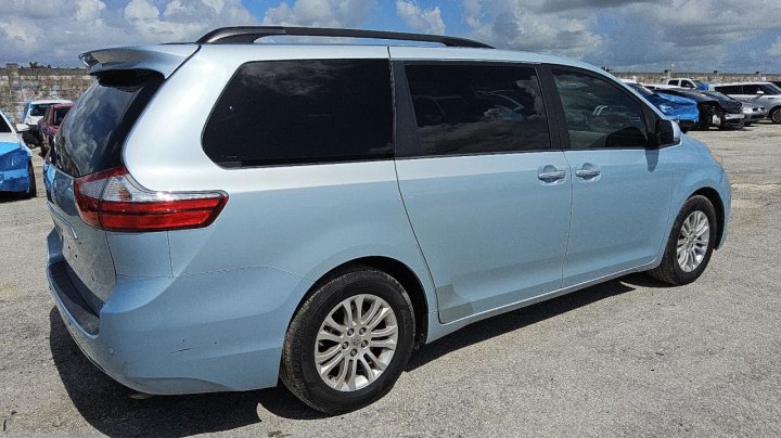 Toyota SIENNA XLE 2016