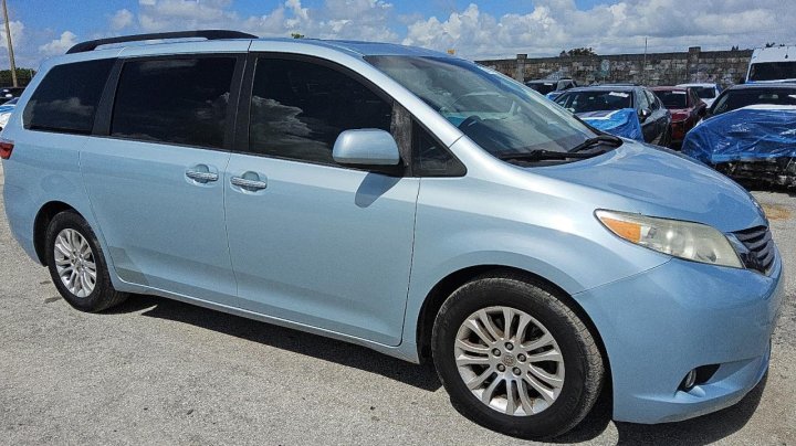 Toyota SIENNA XLE 2016