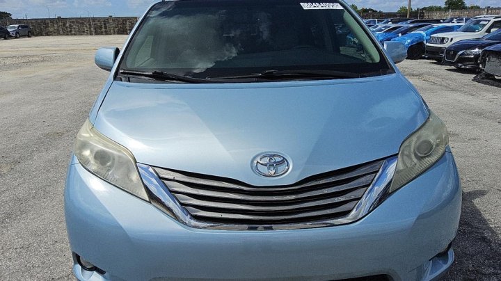 Toyota SIENNA XLE 2016