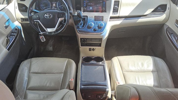 Toyota SIENNA XLE 2016