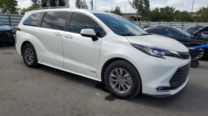Toyota SIENNA  2021