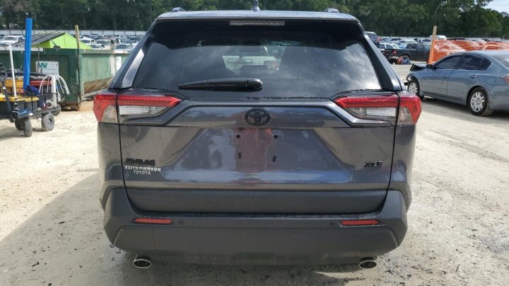 Toyota RAV4 XLE 2024