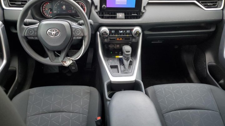 Toyota RAV4 XLE 2024