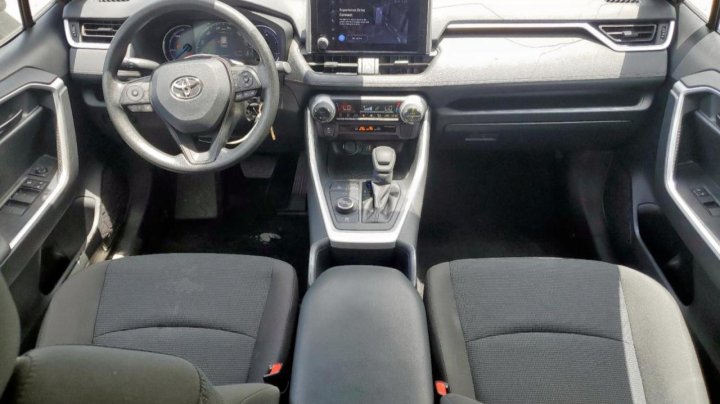 Toyota RAV4 LE 2024