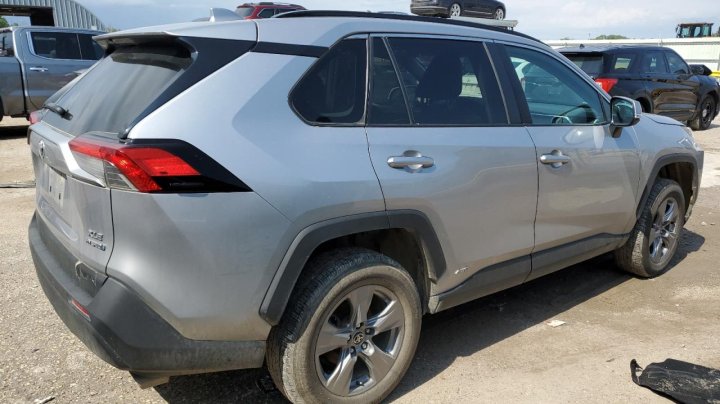 Toyota RAV4 XLE 2022