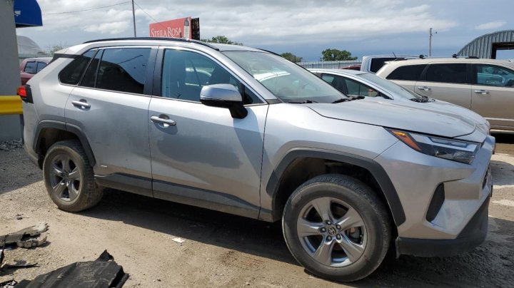 Toyota RAV4 XLE 2022