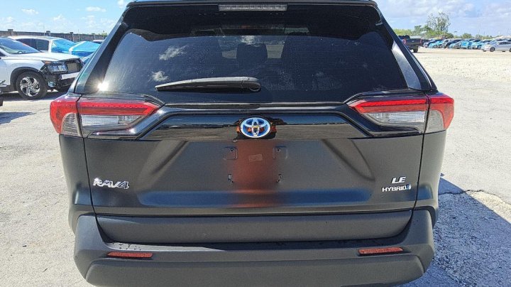 Toyota RAV4 LE 2024