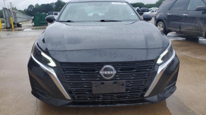 Nissan Altima  2025