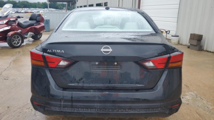 Nissan Altima  2025