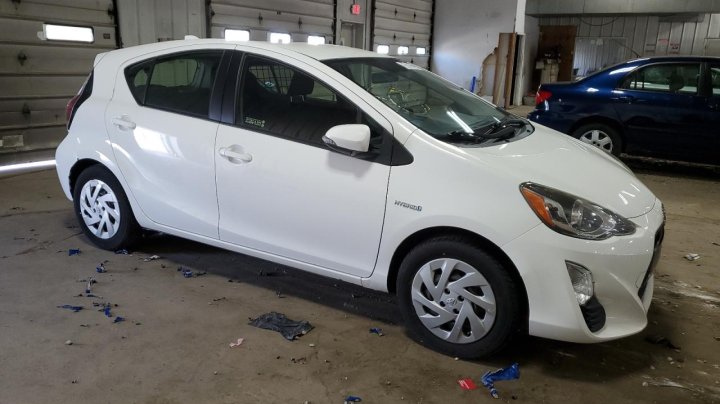 Toyota PRIUS C  2016