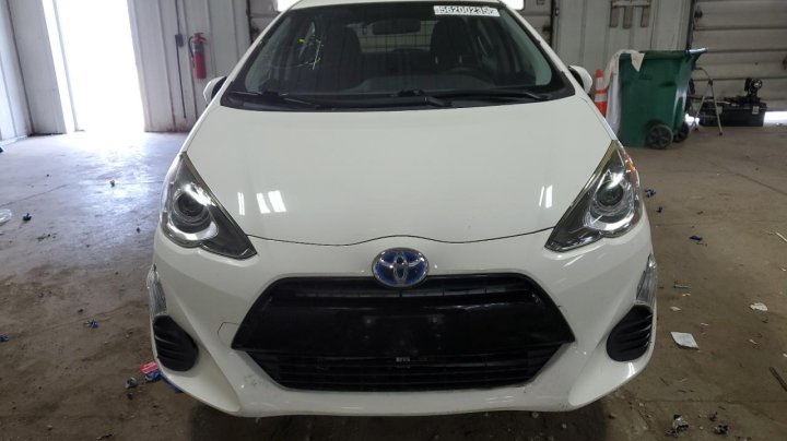 Toyota PRIUS C  2016