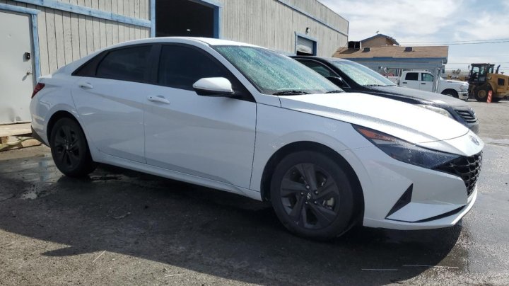 Hyundai Elantra  2021