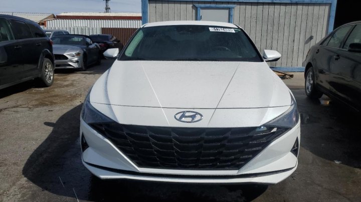 Hyundai Elantra  2021