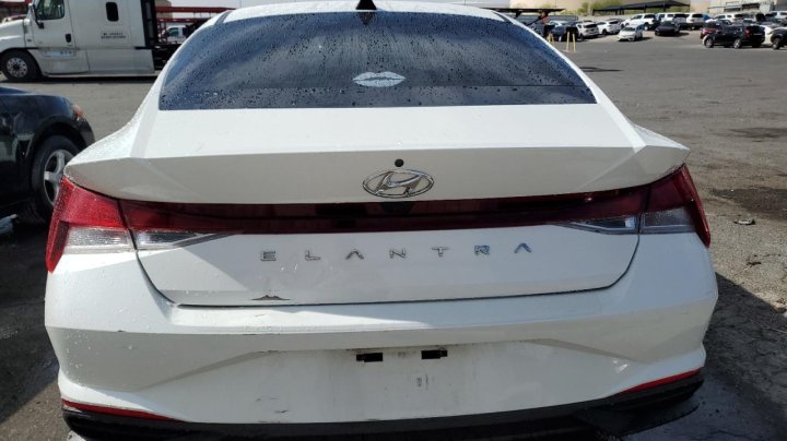 Hyundai Elantra  2021