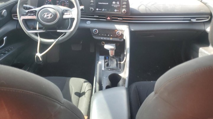 Hyundai Elantra  2021