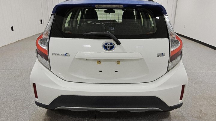 Toyota PRIUS C  2018