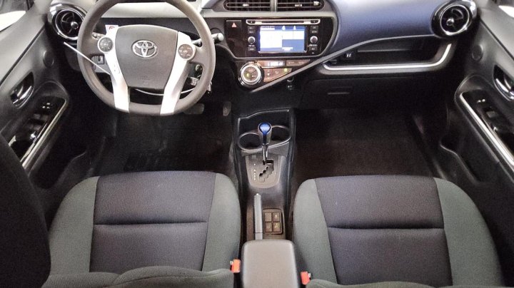 Toyota PRIUS C  2016