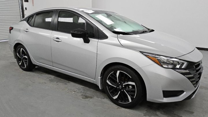 Nissan Versa  2023