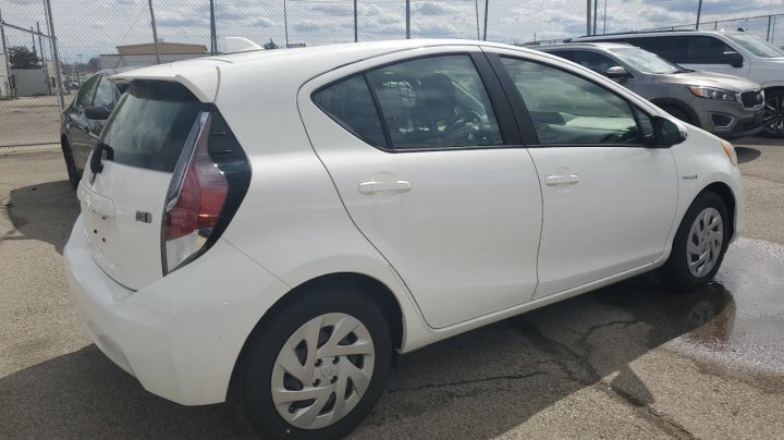 Toyota PRIUS C  2016