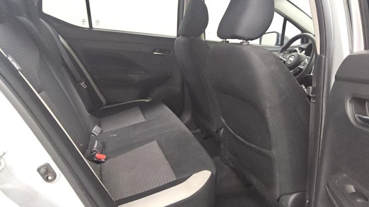 Nissan Versa  2021