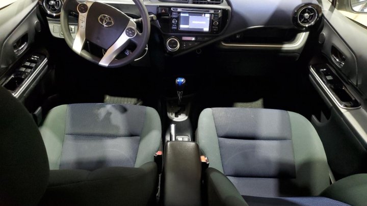 Toyota PRIUS C  2016