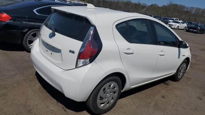 Toyota PRIUS C  2016