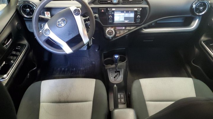 Toyota PRIUS C  2016